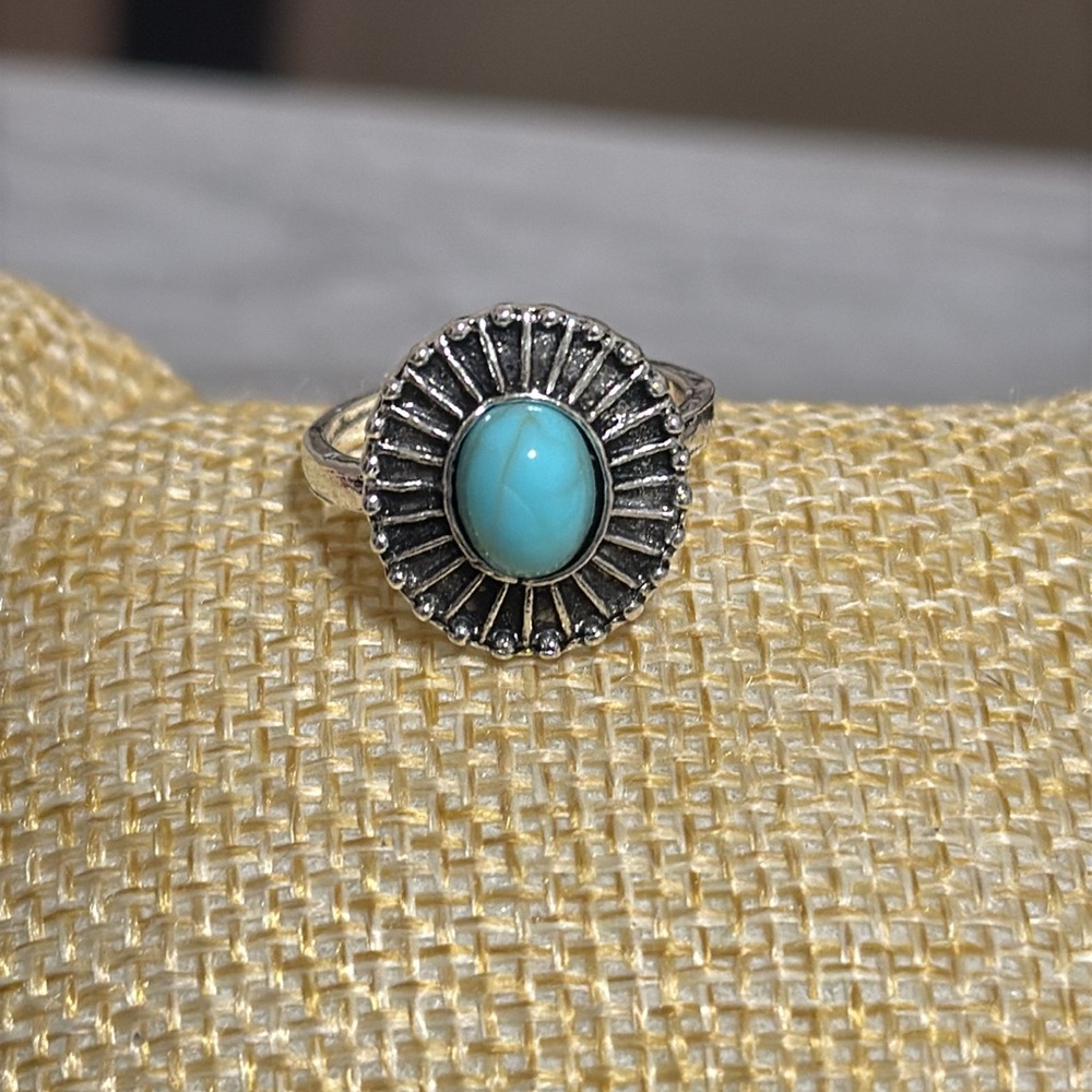 🎉🎀 NEW Isabella Silvertone Ring Size 6